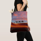 Deserts Man & Camels in the Sand Dunes Tote Bag (Dichtbij)