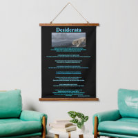 Desiderata Gray Wolven staan bij een rivieroever