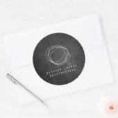 Designer Krabbel Logo op Zwarte Grunge Metaal Ronde Sticker (Envelop)