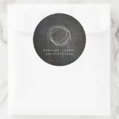 Designer Scribble Logo op Zwart Grunge Metal Ronde Sticker (Tas)