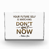 Desk Motivatie Acryl Blok – Niet Stoppen Nu Quo (Voorkant)