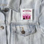 Desondanks bleef ze vasthouden vierkante button 5,1 cm (In situ)