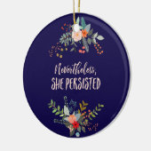 Desondanks hield ze een ornament aan (Links)