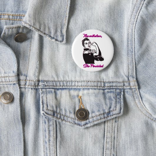 Desondanks hield ze Rosie Riveter Button aan (In situ)