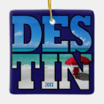Destin FL Beach Umbrella Typografie Keramisch Ornament<br><div class="desc">Gebruik je eigen foto op de achterkant van deze kerstversiering uit Florida met het woord DESTIN in een vette gestapelde typografie. Als je dit jaar naar Destin in Florida bent gereisd, wil je je de reis herinneren met dit unieke kerstkeepjesornament met een afbeelding van het turkooisblauw water, het witte zandstrand,...</div>