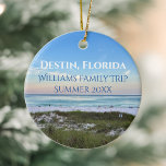 Destin Florida Beach Custom Familie Trip Kerstmis Keramisch Ornament<br><div class="desc">Dit pittoreske strandkerstornament van Destin Florida heeft de prachtige roze en oranje zee zonsondergang die de oceaangolven boven het zand- en zandgras zachtjes raakt. Heerlijk aandenken aan zee met gepersonaliseerde reisdatum en familienaam voor uw favoriete vakantieplek.</div>