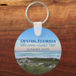 Destin Florida Beach Sunset Aangepaste vakantie Sleutelhanger<br><div class="desc">Deze pittoreske strand sleutelhanger van Destin Florida beschikt over de prachtige roze en oranje zonsondergang zachtjes raken de oceaangolven boven het zand en zee gras. Heerlijk aandenken aan zee met gepersonaliseerde reisdatum en familienaam voor uw favoriete vakantieplek.</div>