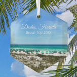Destin Florida Beach Trip Ocean Keepomwille Kerstm Glas Ornament<br><div class="desc">Deze prachtige kerstversiering op het strand van Destin Florida keepslag kenmerkt de blauwe groene oceaanwateren van Sandestin langs de kust. blauwgroen en blauwe paraplu's aan de zomerkust vóór het zee gras. Een mooi wit krullend script voor mijn favoriete kuststad langs de emerald kust. Pas uw reisjaar aan voor een jaarlijks...</div>