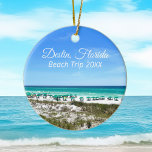 Destin Florida Beach Vacation Keepomwille Kerstmis Keramisch Ornament<br><div class="desc">Deze prachtige kerstversiering op het strand van Destin Florida keepslag kenmerkt de blauwe groene oceaanwateren van Sandestin langs de kust. blauwgroen en blauwe paraplu's aan de zomerkust vóór het zee gras. Een mooi wit krullend script voor mijn favoriete kuststad langs de emerald kust. Pas uw reisjaar aan voor een jaarlijks...</div>