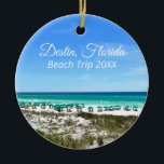 Destin Florida Beach Vacation Keepomwille Kerstmis Keramisch Ornament<br><div class="desc">Deze prachtige kerstversiering op het strand van Destin Florida keepslag kenmerkt de blauwe groene oceaanwateren van Sandestin langs de kust. blauwgroen en blauwe paraplu's aan de zomerkust vóór het zee gras. Een mooi wit krullend script voor mijn favoriete kuststad langs de emerald kust. Pas uw reisjaar aan voor een jaarlijks...</div>