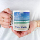 Destin Florida Beauful Beach Monogram Ocean Koffiemok<br><div class="desc">Een prachtige strandfoto genomen op de ideale vakantiebestemming van Destin in Florida. De prachtige groene wateren van Sandestin spoelen naar de zandkust onder de serene blauwe hemel om de perfecte schilderachtig vakantiefoto te maken.</div>
