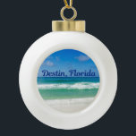 Destin Florida Blue Beach Ocean Waves Keramische Bal Ornament<br><div class="desc">Een prachtige strandfoto genomen op de ideale vakantiebestemming van Destin in Florida. De prachtige groene wateren van Sandestin spoelen naar de zandkust onder de serene blauwe hemel om de perfecte schilderachtig vakantiefoto te maken. Herinneer je tropische vakantie met dit mooie cadeau.</div>