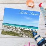 Destin Florida Coast Beach Umbrellas Briefkaart<br><div class="desc">Dit prachtige Destin Florida strand briefkaart kenmerkt de  blauwe groene oceaanwateren van Sandestin langs de kust.  blauwgroen en blauwe paraplu's aan de zomerkust vóór het zee gras. Een mooi wit krullend script voor mijn favoriete kuststad langs de emerald kust.</div>