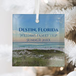 Destin Florida Custom Beach Vacation Christmas Glas Ornament<br><div class="desc">Dit pittoreske strandkerstornament van Destin Florida heeft de prachtige roze en oranje zee zonsondergang die de oceaangolven boven het zand- en zandgras zachtjes raakt. Heerlijk aandenken aan zee met gepersonaliseerde reisdatum en familienaam voor uw favoriete vakantieplek.</div>