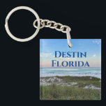 Destin Florida Custom Beach Vacation Souvenir Sleutelhanger<br><div class="desc">Dit pittoreske strandgras cadeau van Destin sleutelhanger is voorzien van de prachtige roze en oranje zonsondergang die de oceaangolven boven het zee en zandgras zachtjes raakt. Heerlijk aandenken aan zee met gepersonaliseerde reisdatum en familienaam voor uw favoriete vakantieplek.</div>