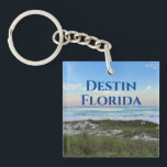 Destin Florida Custom Beach Vacation Souvenir Sleutelhanger<br><div class="desc">Dit pittoreske strandgras cadeau van Destin sleutelhanger is voorzien van de prachtige roze en oranje zonsondergang die de oceaangolven boven het zee en zandgras zachtjes raakt. Heerlijk aandenken aan zee met gepersonaliseerde reisdatum en familienaam voor uw favoriete vakantieplek.</div>