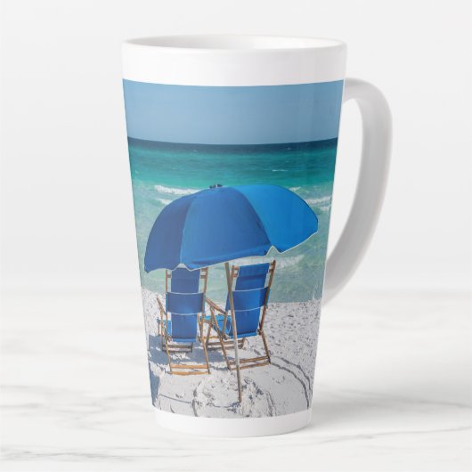 Destin Florida stoelen en paraplu latte Mok (Rechterhoek)
