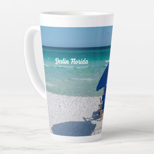 Destin Florida stoelen en paraplu latte Mok (Linkerhoek)