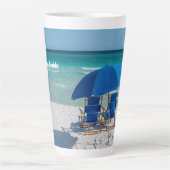 Destin Florida stoelen en paraplu latte Mok (Voorkant)