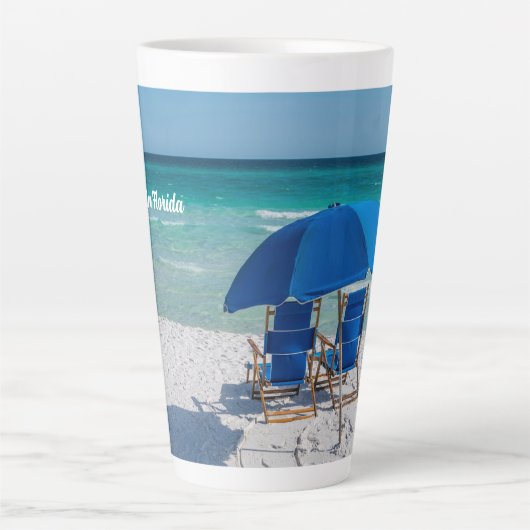 Destin Florida stoelen en paraplu latte Mok (Voorkant)
