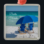 Destin Florida stoelen en paraplu Ornament<br><div class="desc">Ornamenten souvenir met een paar loungestoelen en een paraplu voor iemand om ze te bewonen op het witte zandstrand van Destin,  Florida. Op zoek naar meer producten? Bezoek mijn winkel: http://www.zazzle.com/timelessmomentsphtgy Foto is gemaakt door Jennifer White met Timeless Moments Photography. Alle afbeeldingen zijn auteursrechtelijk beschermd.</div>