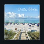 Destin Florida Strandfotografie Souvenir Magneet<br><div class="desc">Deze strandmagneet van Destin Florida heeft de prachtige witte wolken die over de blauwe oceaan zweven. Schattigee strandparasols en promenade naar de kust omzoomd met kustgras en -zand. Prachtig smaragdgroen kustgeschenk voor een Floridiaan die van de kust houdt tijdens de zomer.</div>