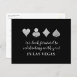 Destination LasVegas Wedding RSVP Silver Briefkaar Aankondigingskaart<br><div class="desc">Het spelen van de kaart past harten,  clubs,  diamanten,  en schoppen in een roos in faux zilveren folie op een editable kleur zwarte achtergrond. Het unieke typografische ontwerp op de rug is volledig aanpasbaar. De briefkaarten RSVP hebben geen envelop aan post nodig.</div>