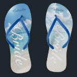 Destination Wedding Beach Scene Bruid Teenslippers<br><div class="desc">Ideaal voor een huwelijksreis of een huwelijksreis. Er is een rustige strandscène met de oceaan en de blauwe lucht. In het midden staat het woord "bruid" in een wit schrift. Personaliseren met jouw naam. Bekijk de vele andere bruid design die we hebben in onze winkel.</div>
