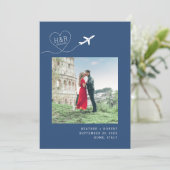 Destination Wedding Blue Airplane Monogram Afbeeld Save The Date (Staand voorkant)