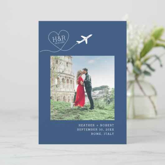 Destination Wedding Blue Airplane Monogram Afbeeld Save The Date (Staand voorkant)