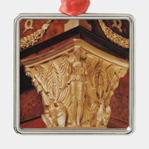 Detail of winged overwinning metalen ornament