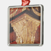 Detail of winged overwinning metalen ornament (Links)