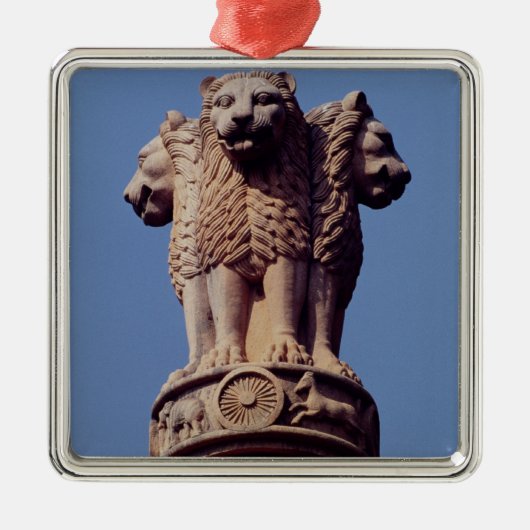 Detail van een Ashoka-pilaar Metalen Ornament (Voorkant)