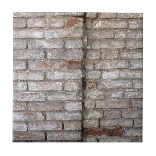 Detail van een muur van een oude rode steen met wi tegeltje (Voorkant)