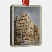 Detail van een stenen muur metalen ornament (Rechts)