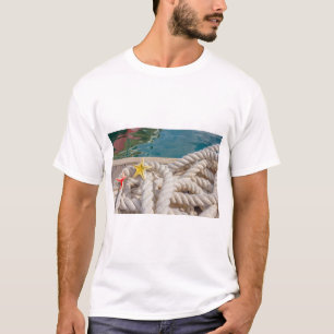 detail van een touw voor het aanmeren van een Basi T-shirt