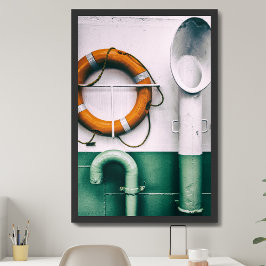 Detail van een veerboot met zuurstofmaskers en boe poster