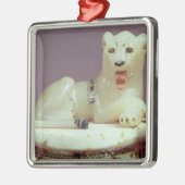 Detail van het deksel van een onbuigzame pot met e metalen ornament (Links)