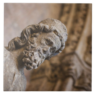 Detail van kloostergang Patriarch Zacarias standbe Tegeltje