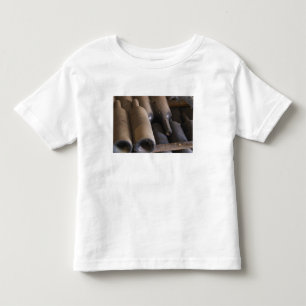 Detail van stoffige flessen op latten op houten kinder shirts