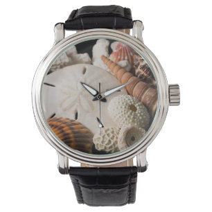 Detail van zeeschelpen van over de hele wereld horloge