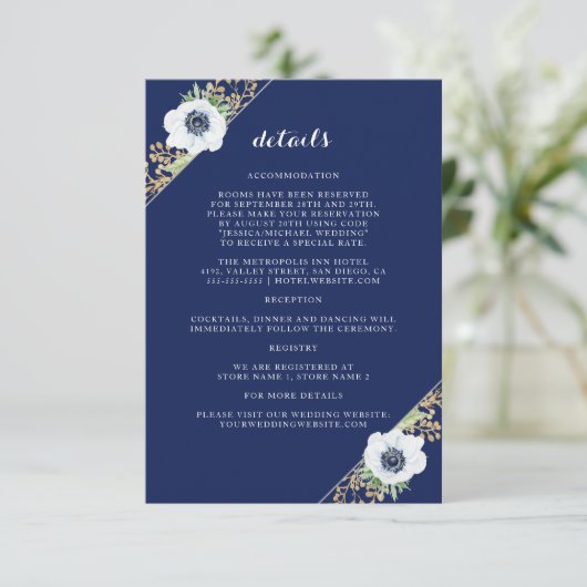 Details over het blauwe monogram van het Floral An Informatiekaartje (Staand voorkant)