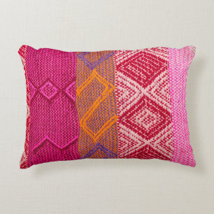 Details shot van het indianenweefsel met kleurrijk accent kussen