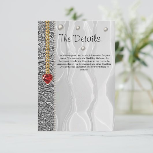 Details van de bruiloft, witte zijde, diamanten en informatiekaartje (Staand voorkant)