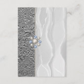 Details van de bruiloft, witte zijde, diamanten en informatiekaartje (Achterkant)