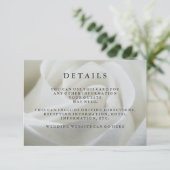 Details van de Elegant White Rose Wedding Guest Informatiekaartje (Staand voorkant)