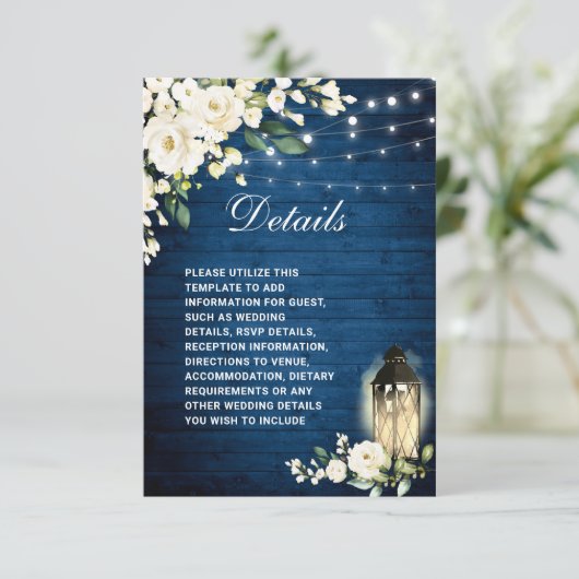 Details witte rozen blauwe hout lantaarns bruiloft informatiekaartje (Staand voorkant)