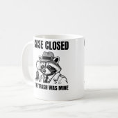 Detective Raccoon "Case Closed" Humor Graphic Koffiemok (Voorkant links)