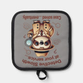 "Detective Sloth" Sloth Particulier Detective Pannenlap (Voorkant)