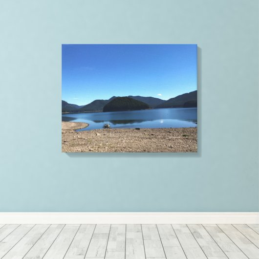 Detroit Lake, Oregon Canvas Afdruk (Insitu (Houten vloer))